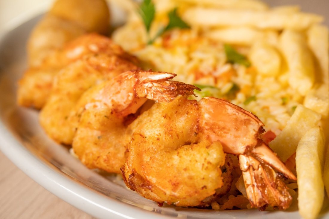 Camarões nobres empanados com arroz e batata frita