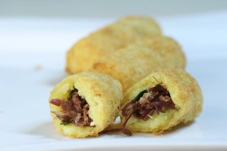 Bolinhos de carne seca dourados e recheados