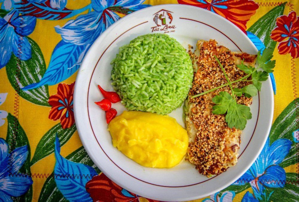 Filé nobre de peixe em crosta de castanhas com purê e arroz verde