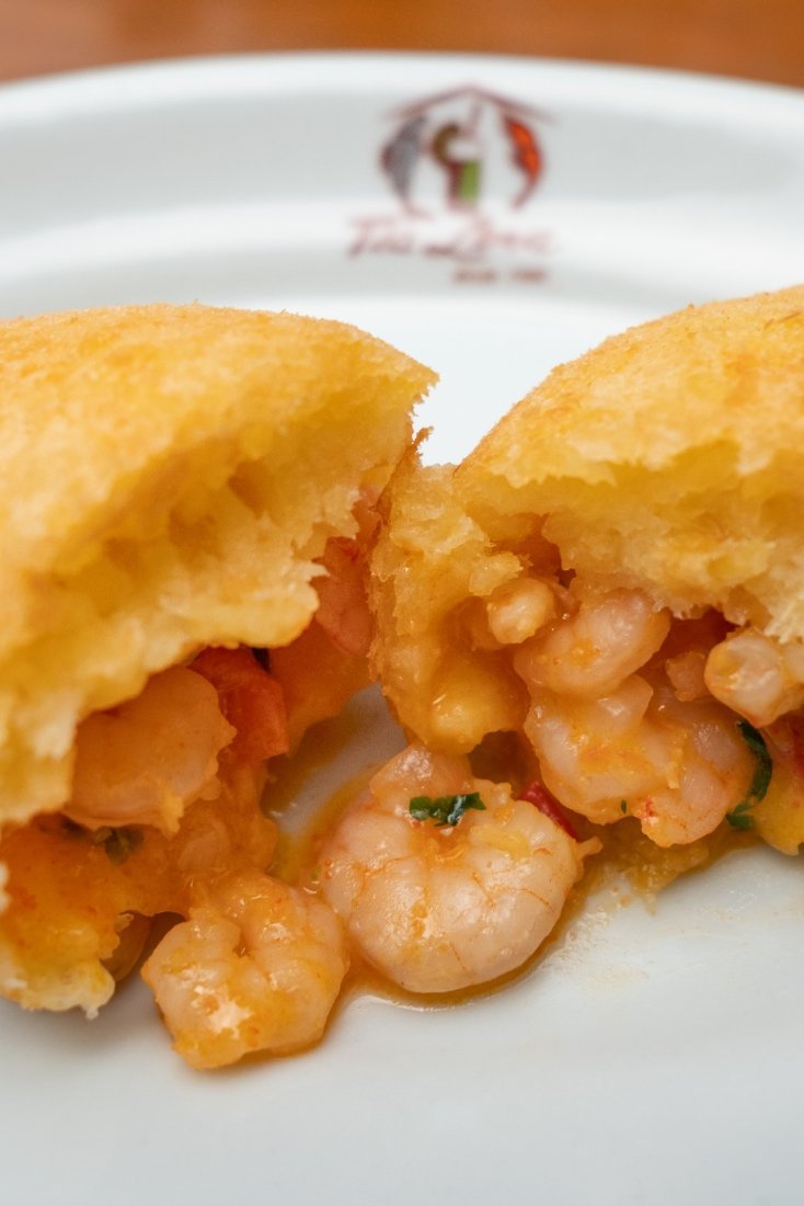 Bolinho de camarão artesanal aberto com camarões inteiros