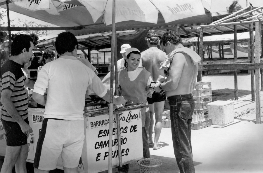 Foto histórica de 1980 da Barraca Tia Lena na praia de Itanhaém
